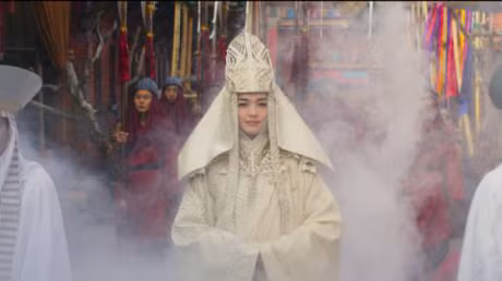 Dan sao dep hoan hao cua Tay Du ky gay bao rap - Anh 2
