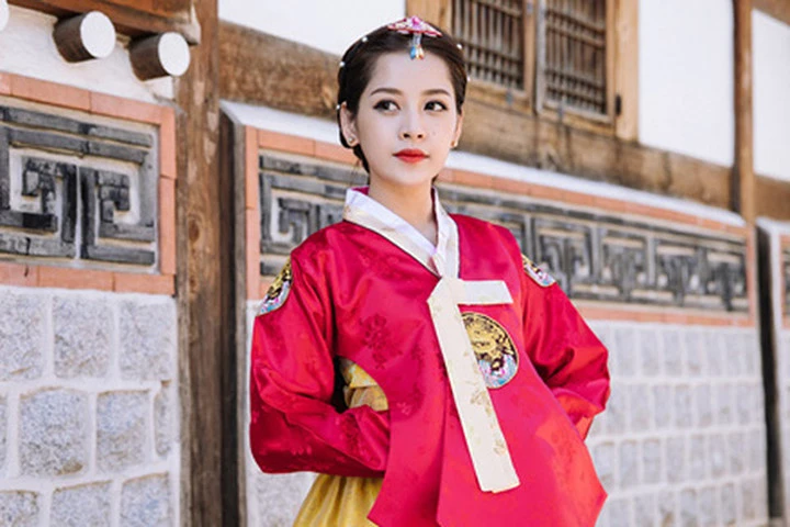 Chi Pu diện hanbok quá xinh đẹp so với các cô gái Hàn Quốc