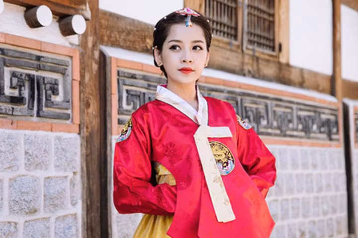Chi Pu diện hanbok quá xinh đẹp so với các cô gái Hàn Quốc