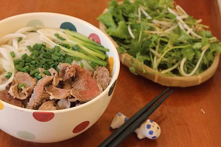 Thử học cách nấu phở bò ngon đúng điệu từ cô gái Hà Nội siêu đáng yêu