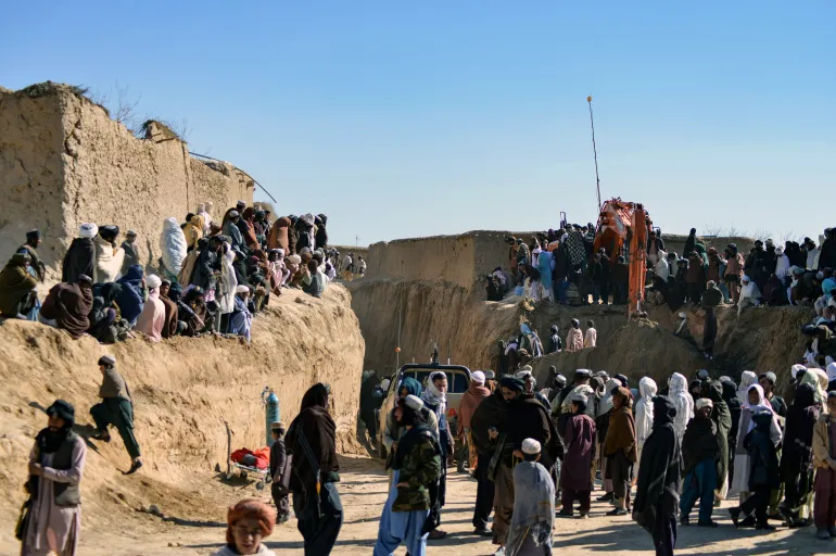 Người dân tập trung khi lực lượng cứu hộ cố gắng tiếp cận cậu bé bị mắc kẹt ở Afghanistan. Người dân tập trung khi lực lượng cứu hộ cố gắng tiếp cận cậu bé bị mắc kẹt ở Afghanistan.