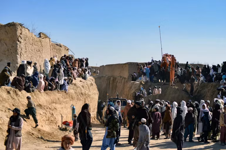 Người dân tập trung khi lực lượng cứu hộ cố gắng tiếp cận cậu bé bị mắc kẹt ở Afghanistan. Người dân tập trung khi lực lượng cứu hộ cố gắng tiếp cận cậu bé bị mắc kẹt ở Afghanistan.