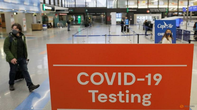 Biển báo xét nghiệm Covid-19 ở một sân bay tại Mỹ.