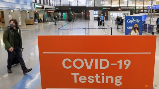 Biển báo xét nghiệm Covid-19 ở một sân bay tại Mỹ.
