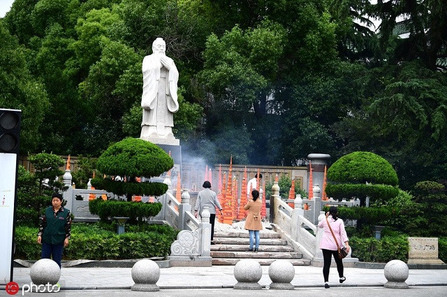 Phụ huynh và học sinh cầu may mắn cho kỳ thi sắp tới tại quảng trường Khổng Tử ở Hai"an