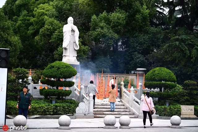 Phụ huynh và học sinh cầu may mắn cho kỳ thi sắp tới tại quảng trường Khổng Tử ở Hai"an