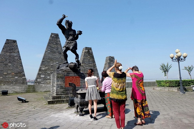 Các bậc phụ huynh cầu nguyện trước Kuashing, vị thần học thuật ở Trung Quốc