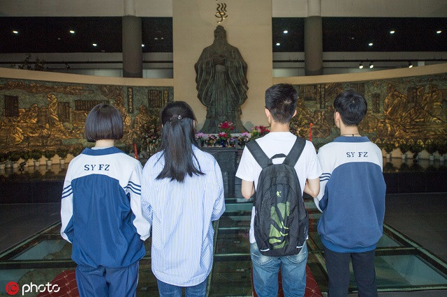 Các thí sinh cầu nguyện trước tượng Khổng Tử trong đền thờ của ông