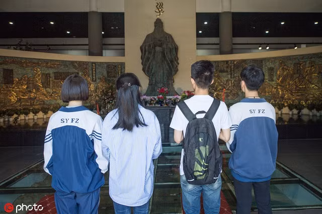 Các thí sinh cầu nguyện trước tượng Khổng Tử trong đền thờ của ông