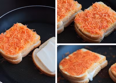 Đặt chảo lên bếp trên lửa vừa sau đó đặt bánh sandwich lên. Sau đó cho lớp phô mai mozzarella lên rồi mới kẹp thêm một lát sandwich nữa vào. Khi phô mai đã chảy thì cẩn thận lật ngược lát bánh lại.
