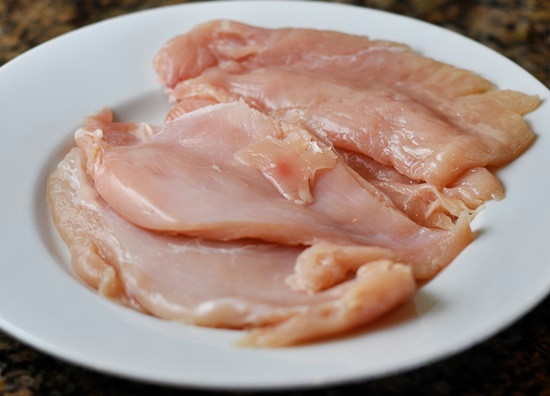 Gà tươi sau khi lọc xong chưa dùng tới thì bỏ các phần thịt gà đó vào túi và cho vào tủ đá khi nào mình cần sẽ có. me