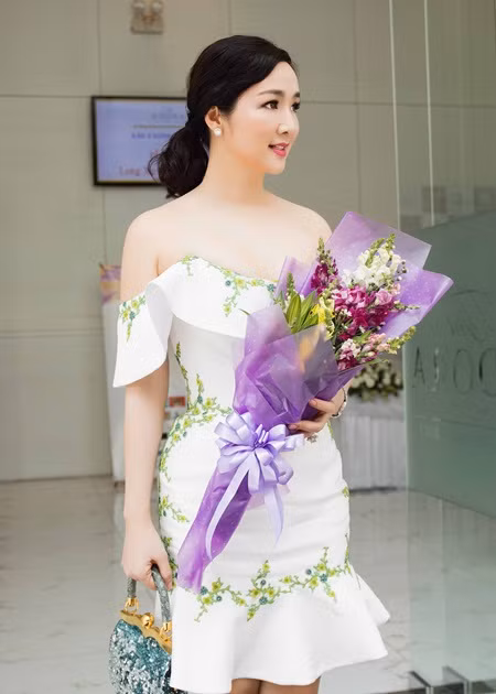 Hoa hậu Đền Hùng Giáng My vai trần ngồi 