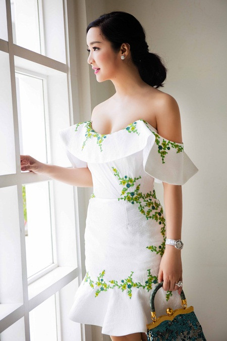 Hoa hậu Đền Hùng Giáng My vai trần ngồi  Hoa hậu Đền Hùng Giáng My vai trần ngồi