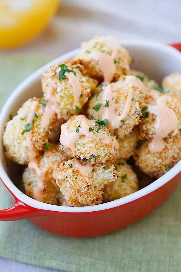 Súp lơ nướng phô mai: Bên ngoài lớp vỏ súp lơ trộn cùng vụn bánh mì giòn là nhân phô mai thơm ngon, chấm với xốt mayonnaise, tương và và chút mật ong. Ảnh: Rasa Malaysia.