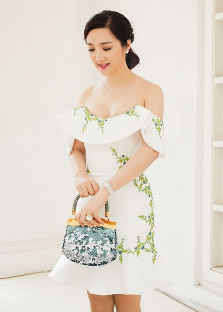 Hoa hậu Đền Hùng Giáng My vai trần ngồi  Hoa hậu Đền Hùng Giáng My vai trần ngồi