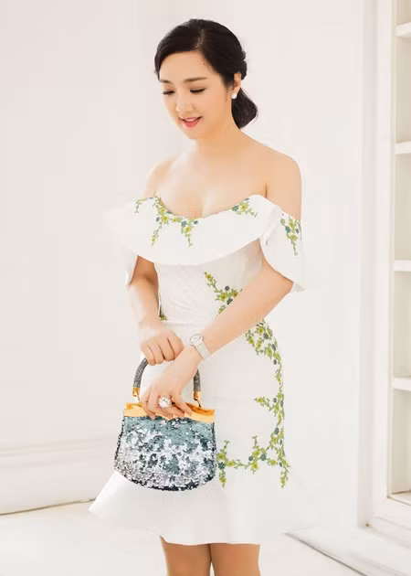 Hoa hậu Đền Hùng Giáng My vai trần ngồi 