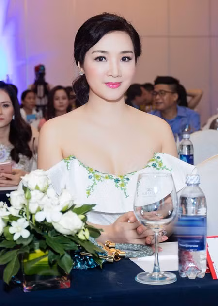 Hoa hậu Đền Hùng Giáng My vai trần ngồi 