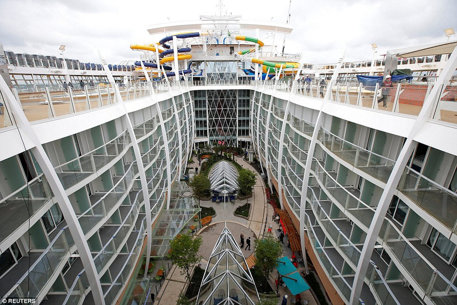 Du thuyền lớn nhất thế giới lần đầu ra biển ảnh 3 Harmony of the Seas là du thuyền rộng nhất thế giới hiện nay (Ảnh: Reuters)