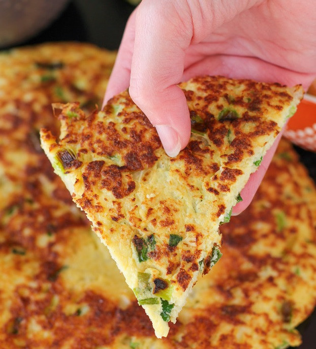 Bánh pancake súp lơ: Món bánh rán súp lơ với hành sẽ rất thích hợp với ai đang ăn kiêng mà vẫn muốn thưởng thức món bánh rán giữa buổi. Ảnh: Willow Bird Baking. Bánh pancake súp lơ: Món bánh rán súp lơ với hành sẽ rất thích hợp với ai đang ăn kiêng mà vẫn muốn thưởng thức món bánh rán giữa buổi. Ảnh: Willow Bird Baking.