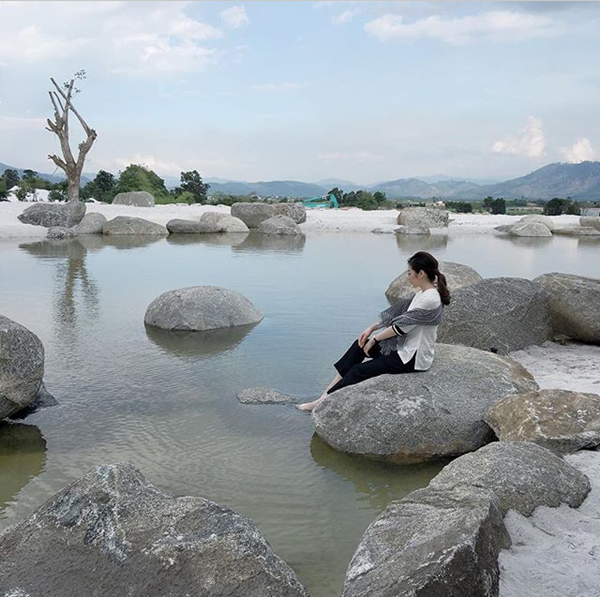 Á hậu Dương Tú Anh trầm trồ với cảnh sắc nơi đây, cô nói rằng: “Theo như lời chị Ngọc Hân thì: Thiên đường chắc gì đã đẹp được như thế này”.