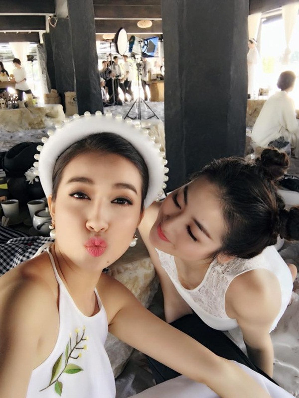  ...Và nhắng nhít bên Á hậu Dương Tú Anh. 