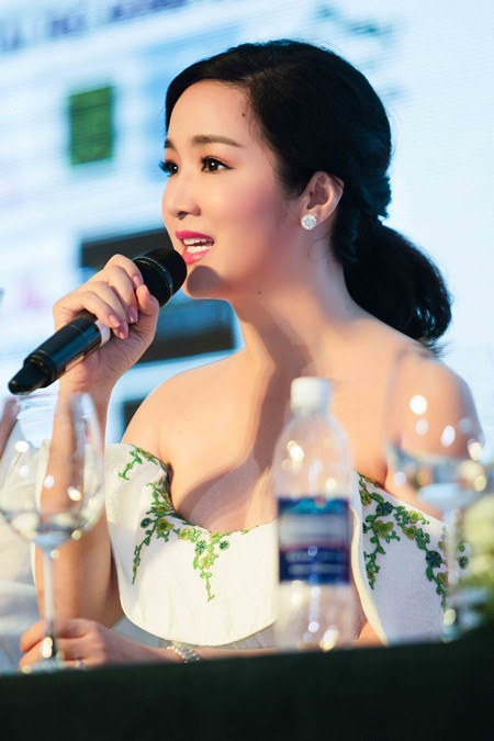 Hoa hậu Đền Hùng Giáng My vai trần ngồi  Hoa hậu Đền Hùng Giáng My vai trần ngồi