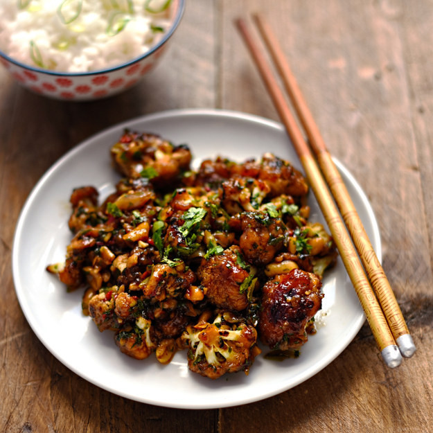 Kung Pao súp lơ: Món gà Kung Pao cay là món rất phổ biến ở Trung Quốc, nhưng nếu bạn vẫn muốn thưởng thức hương vị của món này mà không lo tăng cân thì nên thay thế thịt gà bằng những bông súp lơ. Ảnh: Circus Gardener. Kung Pao súp lơ: Món gà Kung Pao cay là món rất phổ biến ở Trung Quốc, nhưng nếu bạn vẫn muốn thưởng thức hương vị của món này mà không lo tăng cân thì nên thay thế thịt gà bằng những bông súp lơ. Ảnh: Circus Gardener.
