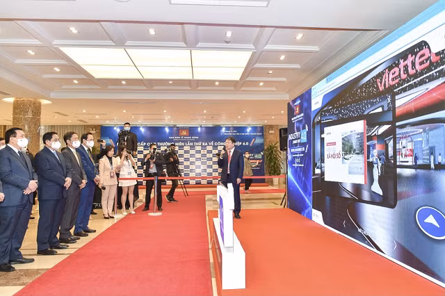 Thủ tướng Phạm Minh Chính cùng các đại biểu dự triển lãm Thực tế ảo các công nghệ tại Diễn đàn - Ảnh: VGP/Nhật Bắc