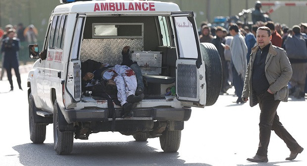 Xe cứu thương chở nạn nhân của vụ đánh bom kinh hoàng ở Kabul, Afghanistan