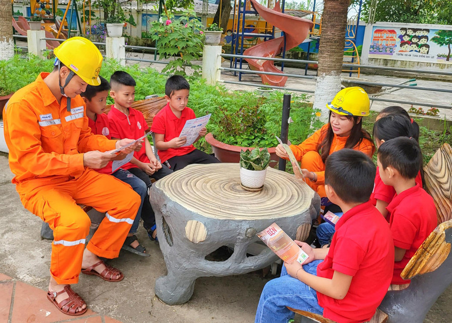 Cán bộ Điện lực Điện Biên tuyên truyền tiết kiệm điện cho học sinh. Cán bộ Điện lực Điện Biên tuyên truyền tiết kiệm điện cho học sinh.