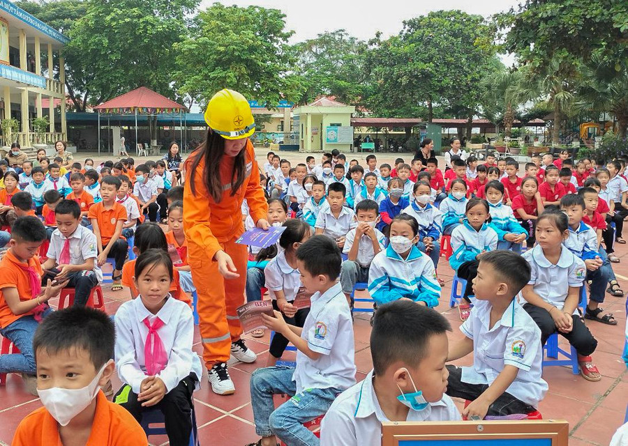 Học sinh Trường Tiểu học xã Thanh Yên tham gia hoạt động trải nghiệm an toàn và tiết kiệm khi sử dụng điện.