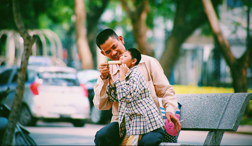 Xúc động với tình yêu của cha dành cho con khuyết tật ảnh 3 Xúc động với tình yêu của cha dành cho con khuyết tật ảnh 3