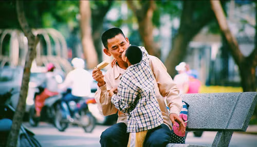 Xúc động với tình yêu của cha dành cho con khuyết tật