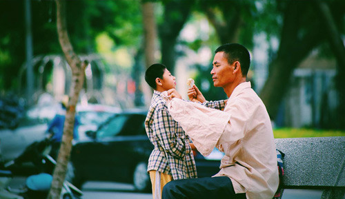 Xúc động với tình yêu của cha dành cho con khuyết tật ảnh 4 Xúc động với tình yêu của cha dành cho con khuyết tật ảnh 4