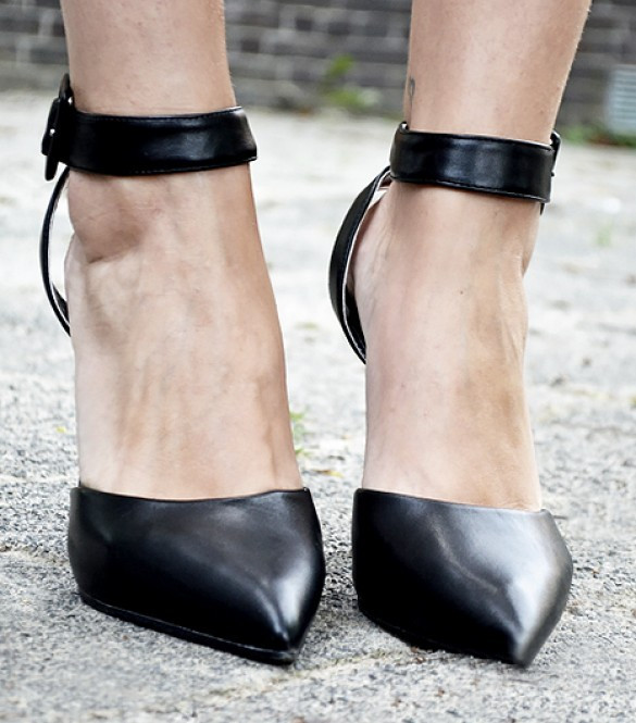 Giày thắt dây: Nó sẽ gây phân chia đôi chân vì thế tạo cảm giác ngắn lại. 16 món đồ cô gái chân ngắn cần tránh xa