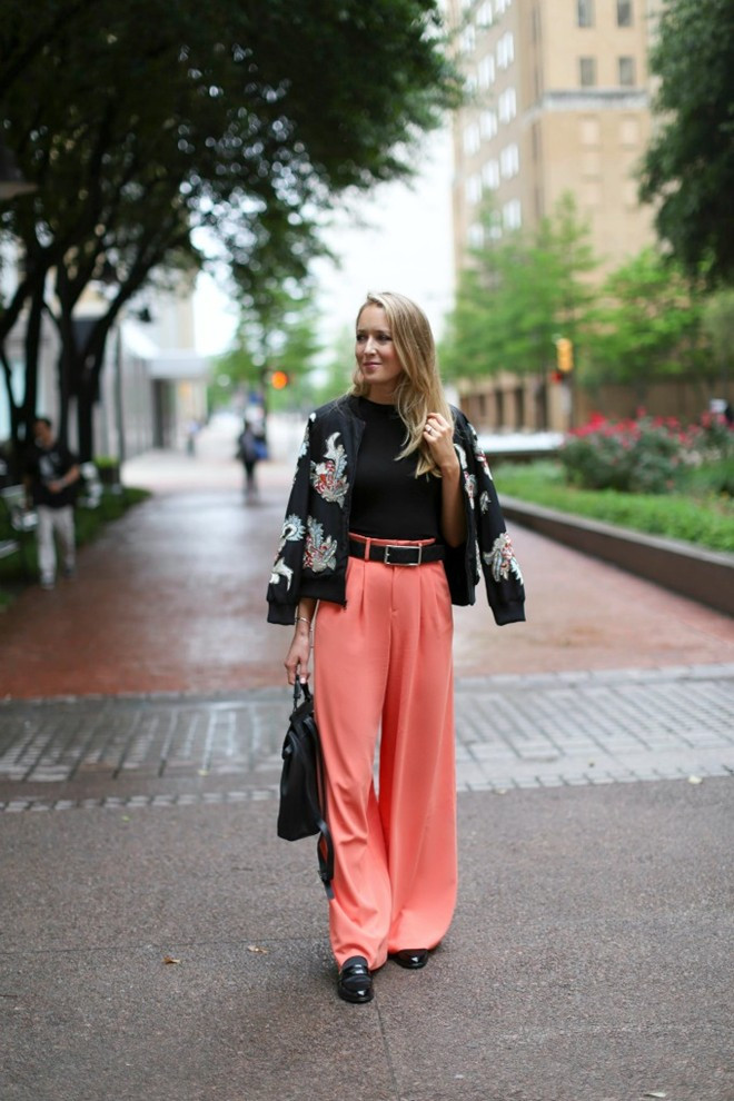 Quần ống rộng vải chảy: Thực tế quần ống rộng có thể khiến bạn cao hơn nếu giấu trong đó đôi giày cao gót. Tuy nhiên các loại vải mềm mại như silk lại rất dễ gây lộ nhược điểm, hãy thay thế nó bằng loại vải đứng dáng hơn. 16 món đồ cô gái chân ngắn cần tránh xa