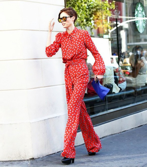 Jumpsuit hoa văn: Bạn nên thay thế bằng các kiểu jumpsuit màu trơn. 16 món đồ cô gái chân ngắn cần tránh xa