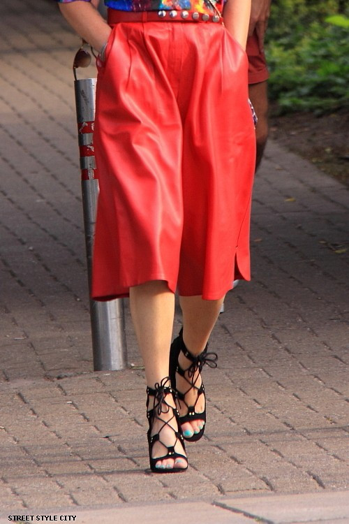 Quần short Bermuda: Mẫu quần che đầu gối này chắc chắn không dành cho người thấp bé. 16 món đồ cô gái chân ngắn cần tránh xa