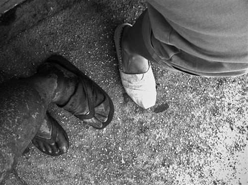 “Tôi không thể đếm nổi số lần tôi ngồi bên cạnh cha tôi trên đường phố và tự hỏi tương lai ông sẽ như thế nào. Tôi ngồi ở đó và cầu nguyện âm thầm, chỉ xin một phép màu rằng ông sẽ chấp nhận sự giúp đỡ của tôi.”, Kim kể. Hành trình hàn gắn tình cha xúc động của nữ nhiếp ảnh trẻ