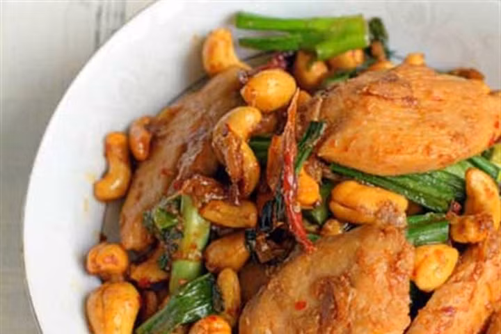 Gà xào hạt điều: Món ăn hấp dẫn cho bữa cơm đầu tuần