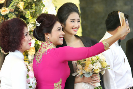 Mẹ Hoa hậu Thu Ngân chi nửa tỷ tiền hoa trang hoàng tiệc cưới con - Ảnh 9 Me Hoa hau Thu Ngan chi nua ty tien hoa trang hoang tiec cuoi con - Anh 9