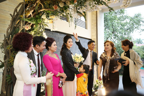 Mẹ Hoa hậu Thu Ngân chi nửa tỷ tiền hoa trang hoàng tiệc cưới con - Ảnh 7 Me Hoa hau Thu Ngan chi nua ty tien hoa trang hoang tiec cuoi con - Anh 7