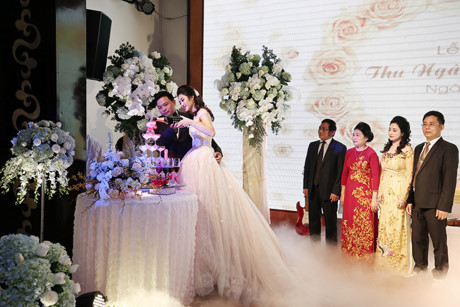 Mẹ Hoa hậu Thu Ngân chi nửa tỷ tiền hoa trang hoàng tiệc cưới con - Ảnh 13 Me Hoa hau Thu Ngan chi nua ty tien hoa trang hoang tiec cuoi con - Anh 13