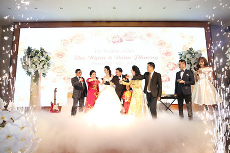 Mẹ Hoa hậu Thu Ngân chi nửa tỷ tiền hoa trang hoàng tiệc cưới con - Ảnh 14 Me Hoa hau Thu Ngan chi nua ty tien hoa trang hoang tiec cuoi con - Anh 14