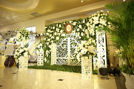 Mẹ Hoa hậu Thu Ngân chi nửa tỷ tiền hoa trang hoàng tiệc cưới con - Ảnh 4 Me Hoa hau Thu Ngan chi nua ty tien hoa trang hoang tiec cuoi con - Anh 4
