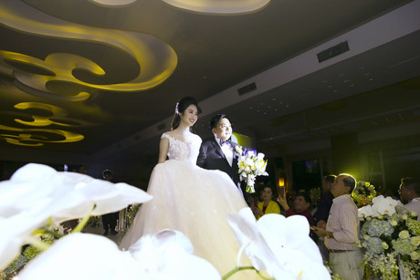 Mẹ Hoa hậu Thu Ngân chi nửa tỷ tiền hoa trang hoàng tiệc cưới con - Ảnh 12 Me Hoa hau Thu Ngan chi nua ty tien hoa trang hoang tiec cuoi con - Anh 12