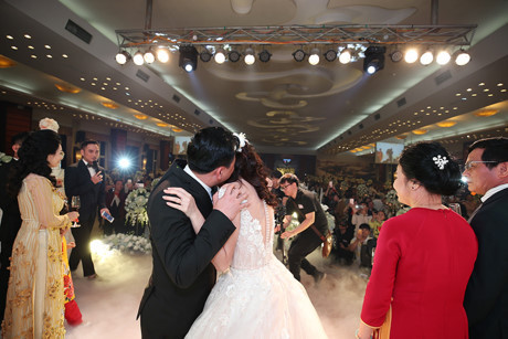 Mẹ Hoa hậu Thu Ngân chi nửa tỷ tiền hoa trang hoàng tiệc cưới con - Ảnh 15 Me Hoa hau Thu Ngan chi nua ty tien hoa trang hoang tiec cuoi con - Anh 15