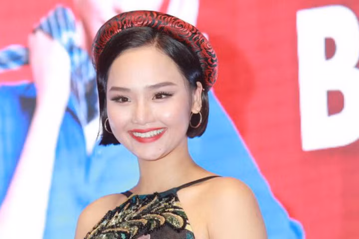 Miu Lê đẹp mỏng manh, khác hẳn với hình ảnh "xộc xệch" đời thường