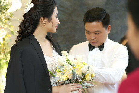 Mẹ Hoa hậu Thu Ngân chi nửa tỷ tiền hoa trang hoàng tiệc cưới con - Ảnh 8 Me Hoa hau Thu Ngan chi nua ty tien hoa trang hoang tiec cuoi con - Anh 8