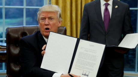 Cơ quan duy nhất có thể xóa bỏ sắc lệnh di trú gây tranh cãi của ông Trump - Ảnh 1 Co quan duy nhat co the xoa bo sac lenh di tru gay tranh cai cua ong Trump - Anh 1